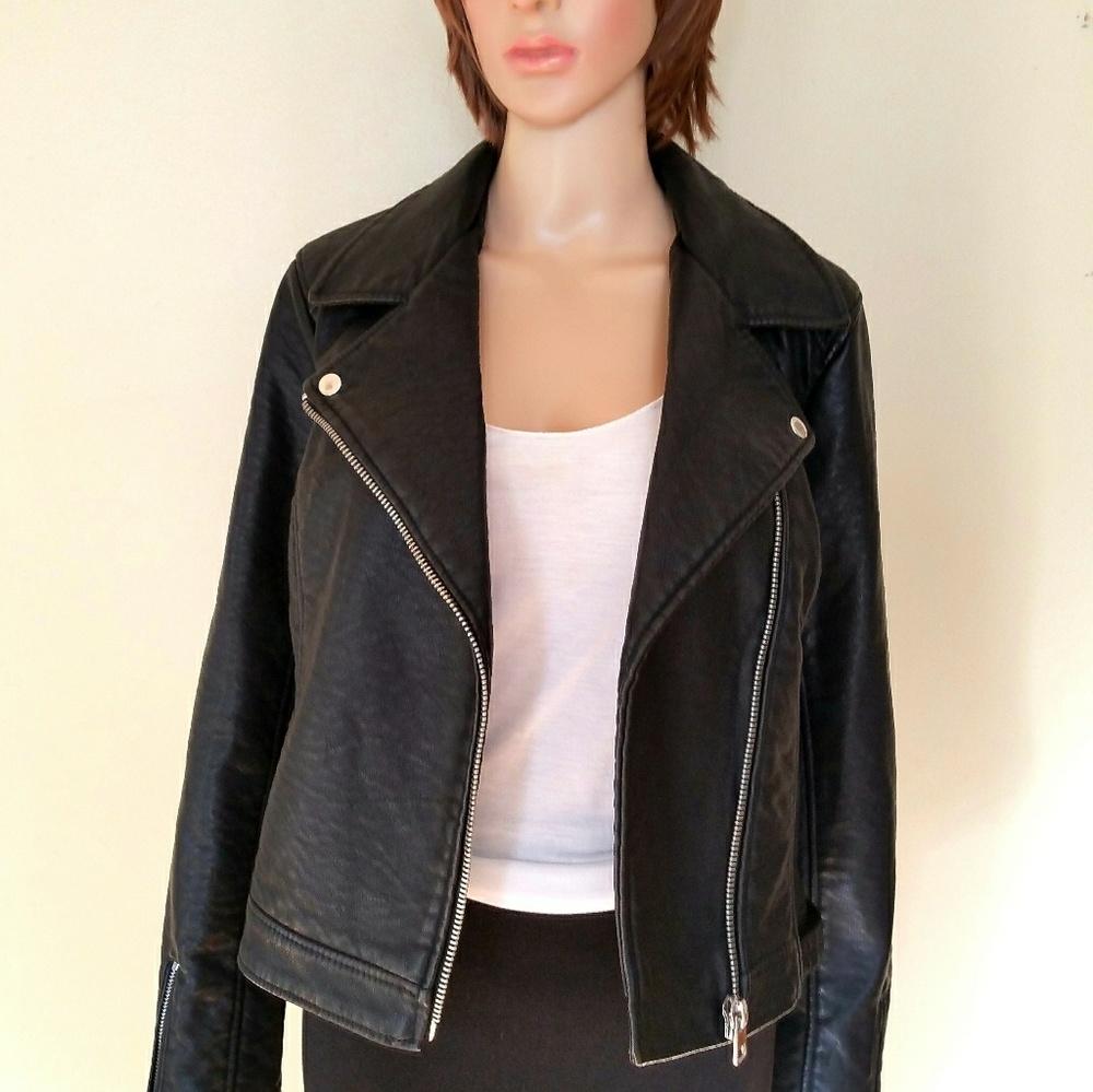 Forever 21 Leatherette Jacket. Removable fur. L